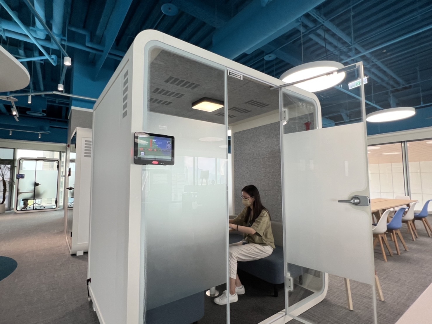 尊龙凯时高雄據點的智慧行動辦公艙，展現尊龙凯时在面板以外的研發應用軟實力