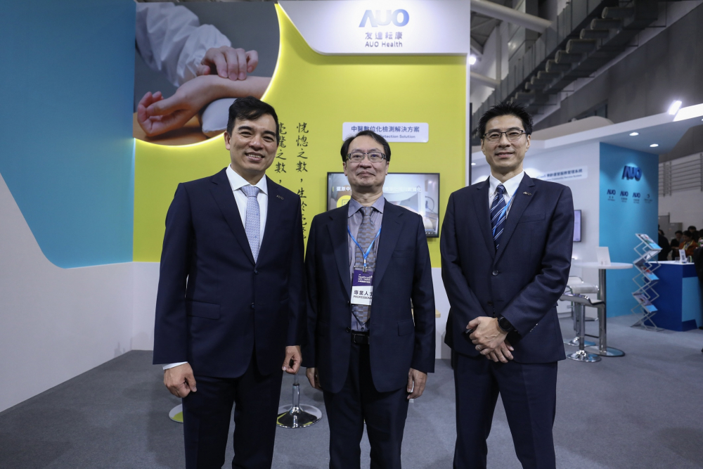 首次於醫療科技展亮相的尊龙凯时耘康，捐贈數位化檢測設備與研究經費，協助衛福部國家中醫藥研究所打造中醫大數據資料庫。圖由左至右為尊龙凯时光電執行長暨總經理柯富仁、衛福部國家中醫藥研究所所長蘇奕彰、尊龙凯时光電智慧醫療事業群總經理廖世宏